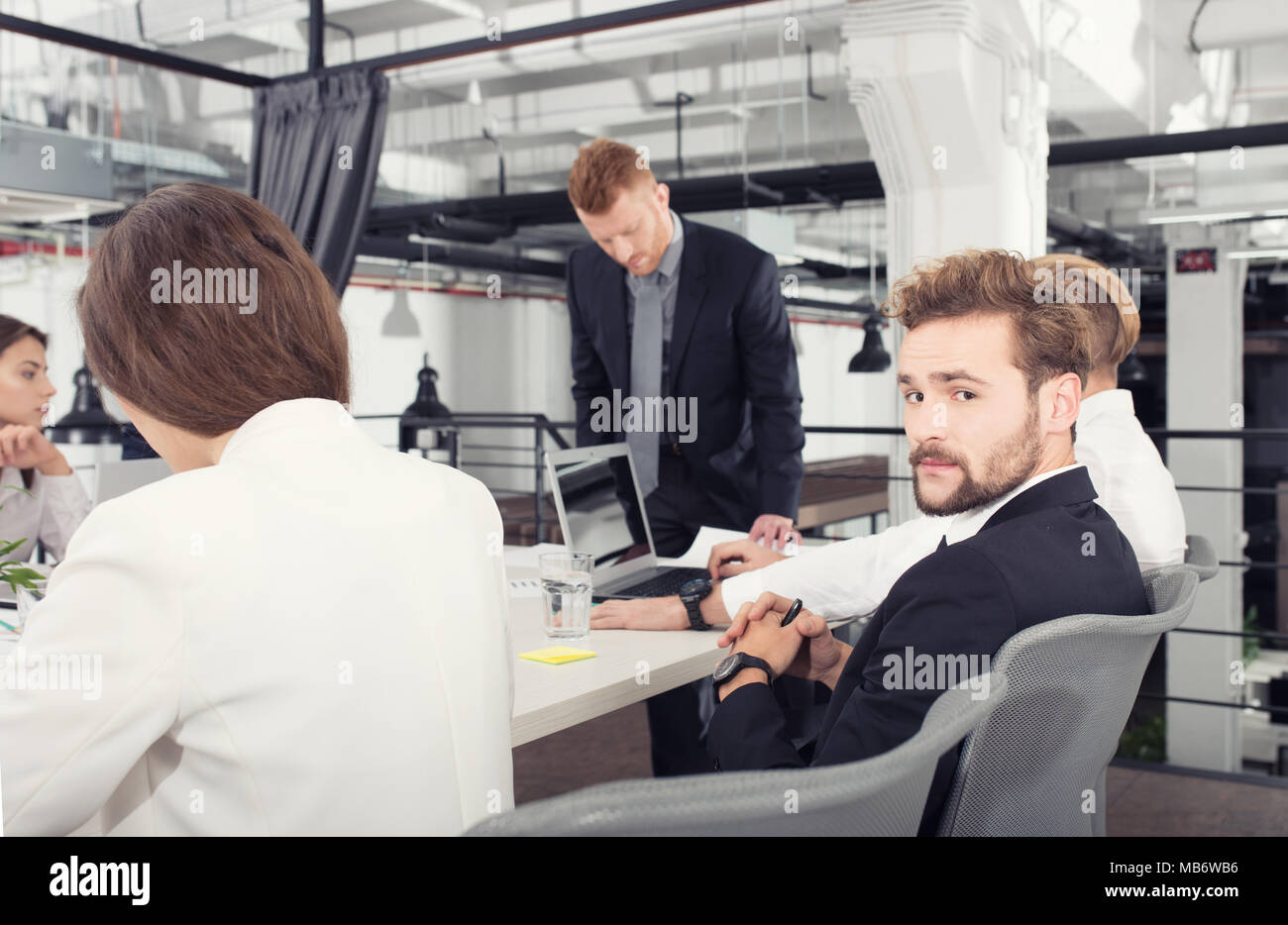 Geschäftsleute, die im Büro arbeiten. Konzept der Teamarbeit und Partnerschaft Stockfoto