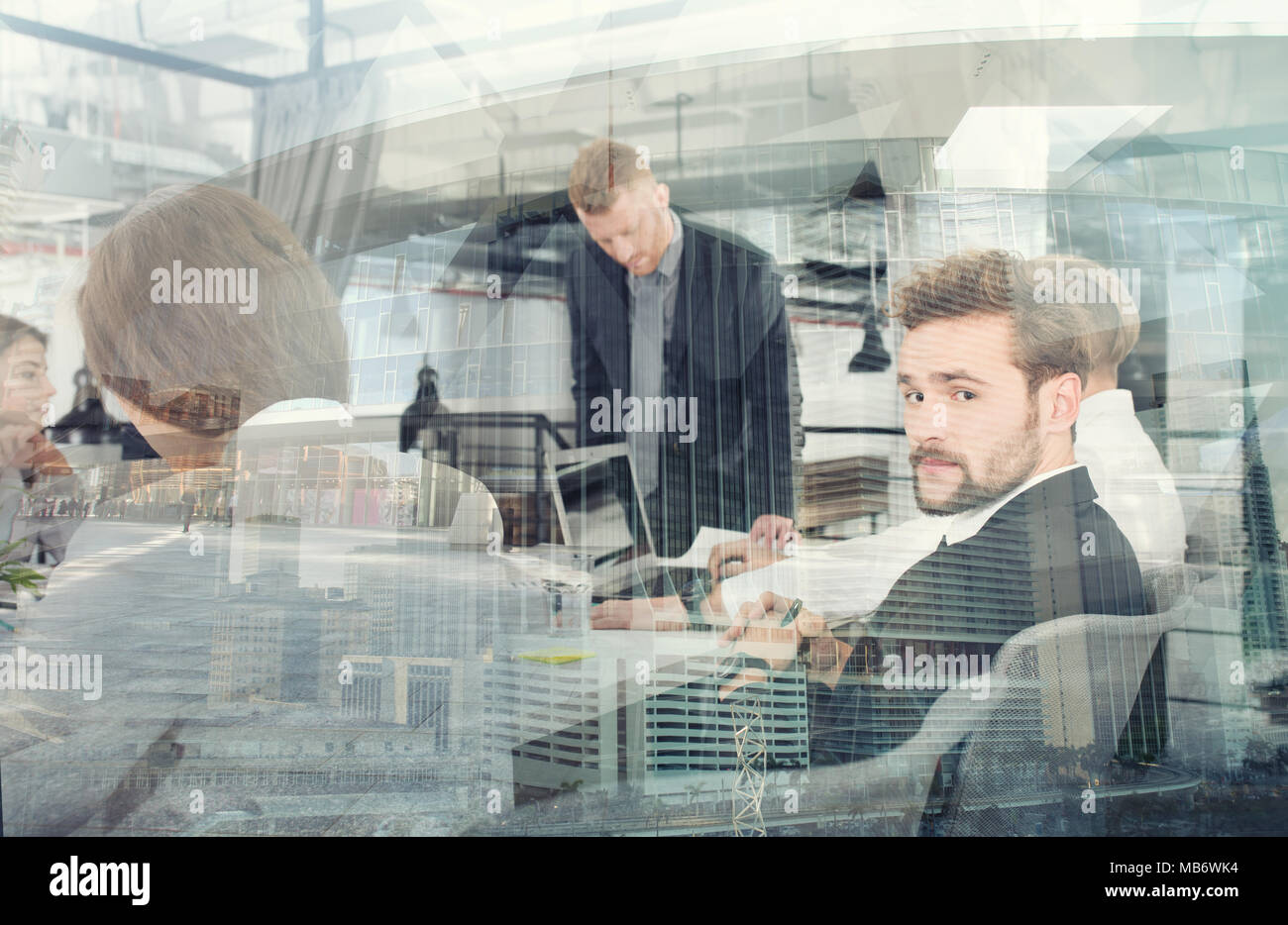 Unternehmer, die im Büro arbeiten. Konzept der Teamarbeit und Partnerschaft. Double Exposure Stockfoto