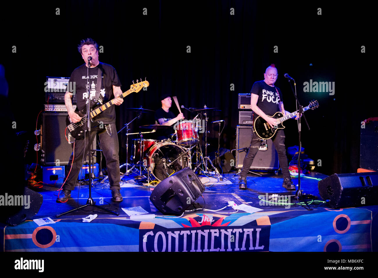 Punk Rock Band The Lurkers im Konzert an der kontinentalen, Preston, Lancashire. Arturo Bassick Sänger und Bassist, Links. Dave Kemp Gitarrist rechts. Stockfoto