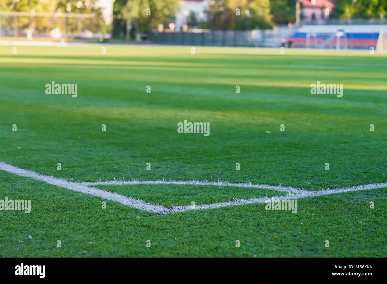 Ecke der Fußballplatz, Muster von grünen Gras für Fußball, Sport, Fußball, Stadion, sport Textur, selektiven Fokus Stockfoto