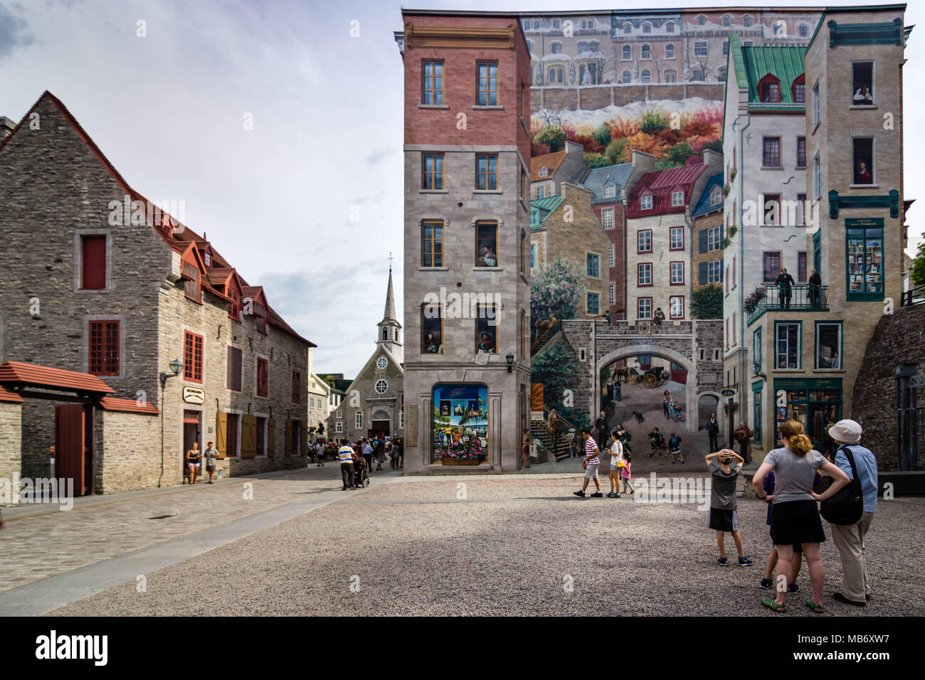 La Fresque des Québécois, ein Trompe-l'oeil ('dempfangen das Auge') mehrstöckige Darstellung von Quebec City über die Jahre seit der Besiedlung durch Samuel de Stockfoto