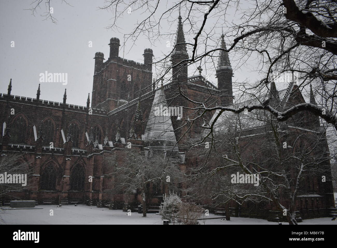 Chester die Anglikanische Kathedrale kämpft die Elemente auf einen schneereichen Winter morgen Stockfoto