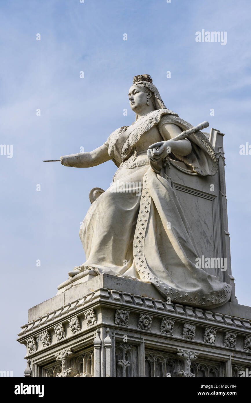 Queen Victoria Statue Southend auf Sea Essex vermisst eine Hand wegen Vandalen. Errichtet, um ihr Diamantenjubiläum zu feiern. Vandalisiert Stockfoto