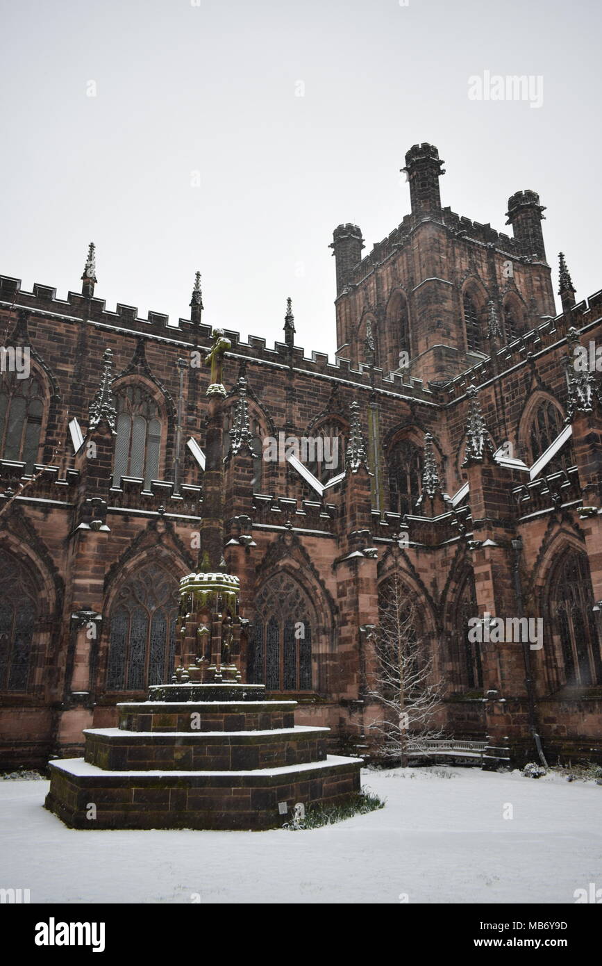 Chester die Anglikanische Kathedrale kämpft die Elemente auf einen schneereichen Winter morgen Stockfoto