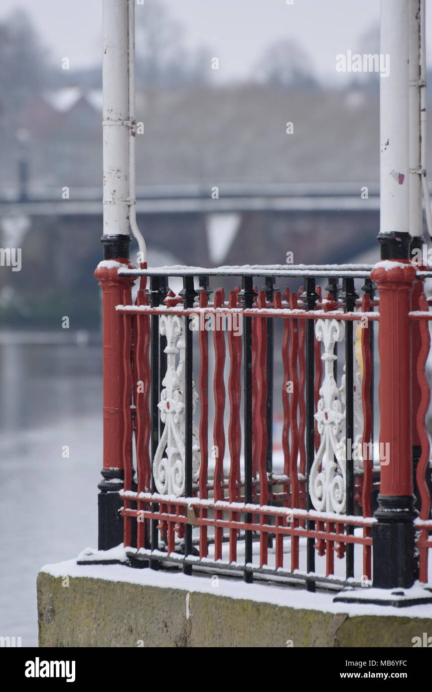 Chester's River Front am Morgen Schnee Stockfoto