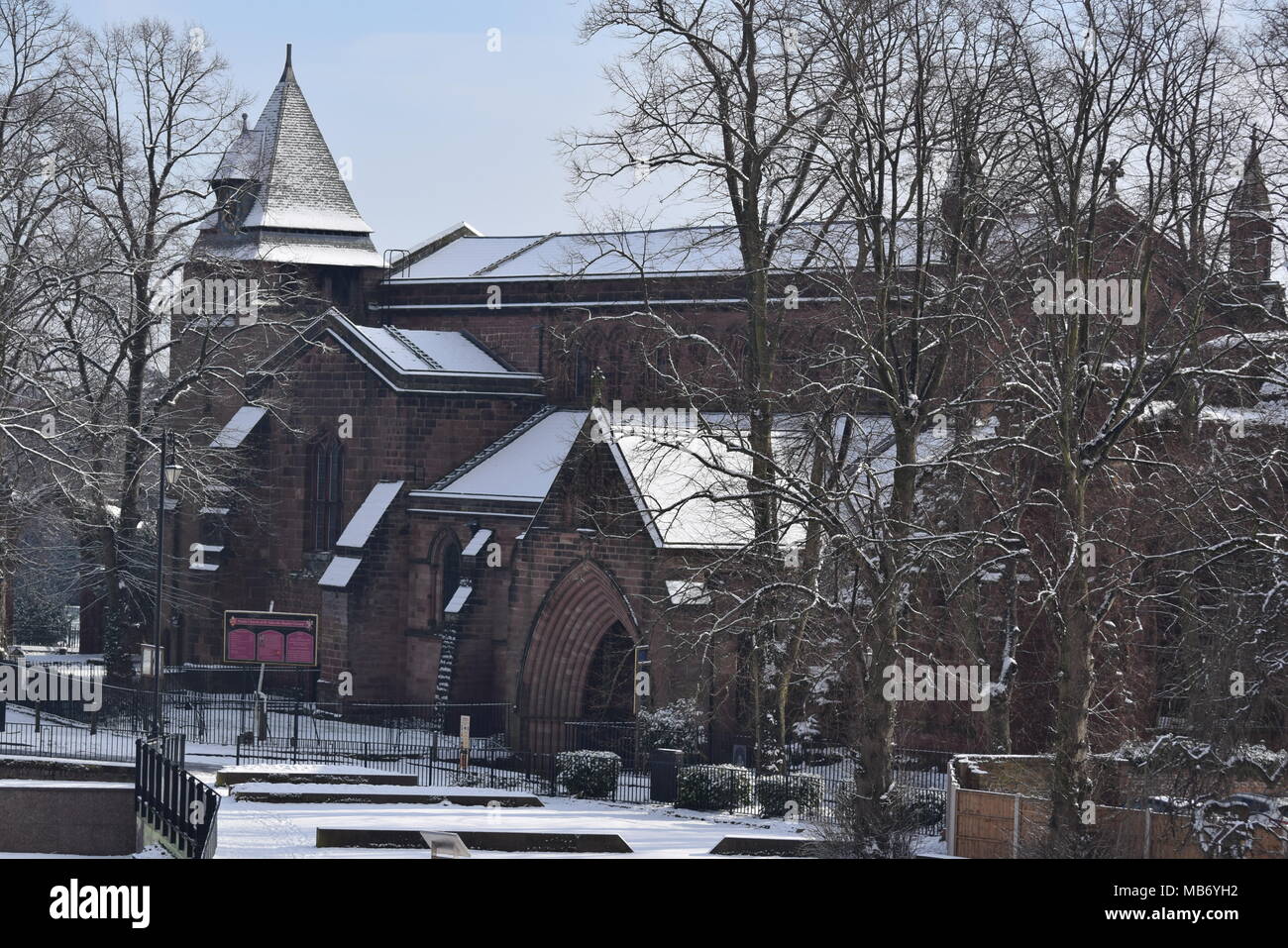 Chester St John's Kirche im Schnee Stockfoto