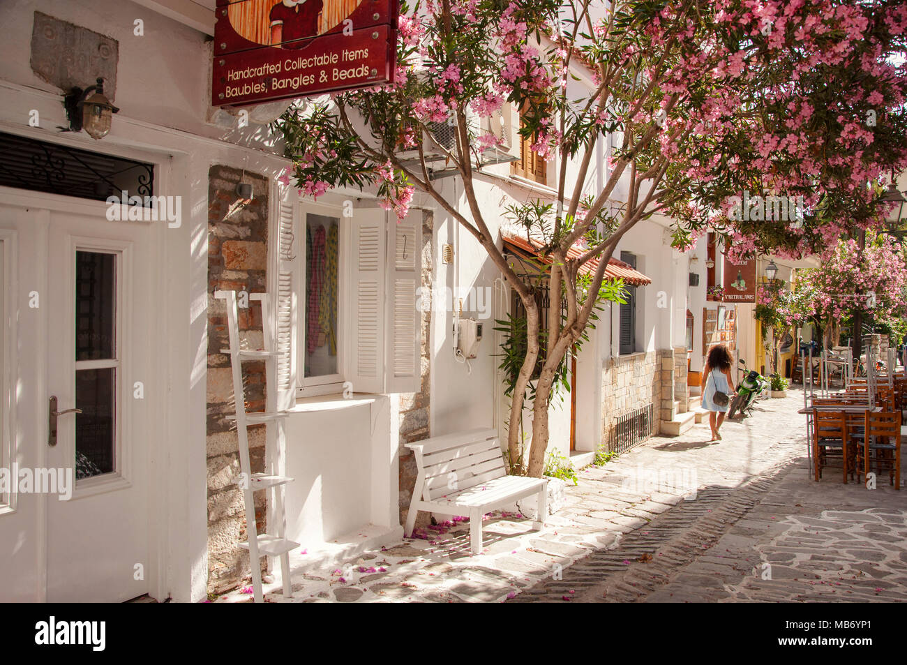 Schöne Straße an der Stadt Skiathos Insel Skiathos in Griechenland Stockfoto