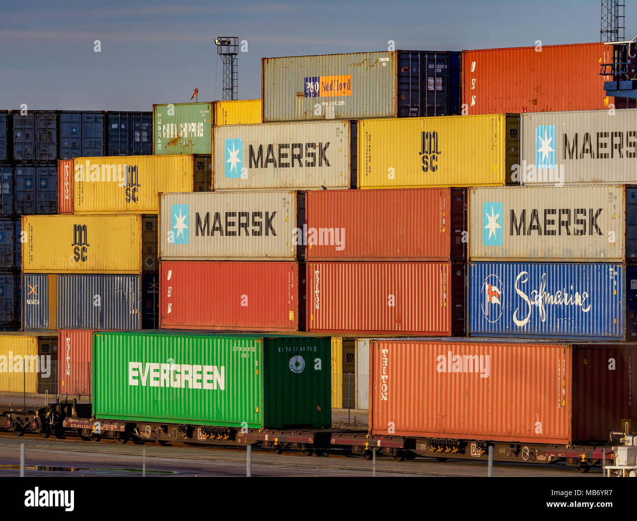 Internationaler Handel - intermodaler Containerverkehr - Versandcontainer werden in Felixstowe, dem größten Containerhafen Großbritanniens, auf Schienenfahrzeuge geladen Stockfoto