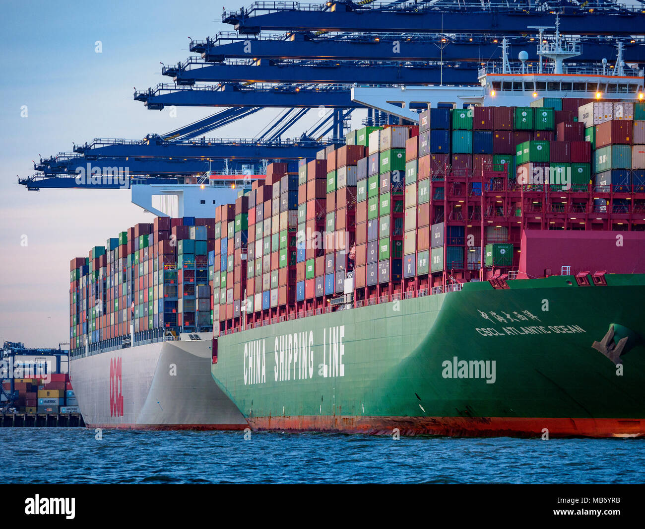 World Trade - Große Containerschiffe Be- und Entladen von Containern im Hafen von Felixstowe, größten Containerhafen in Großbritannien. Stockfoto