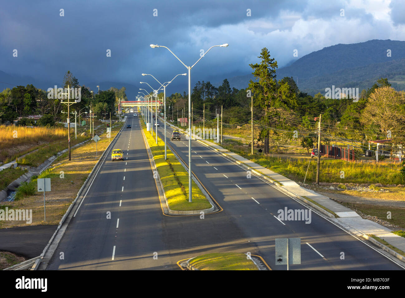 Vor kurzem verdoppelt 40 km vierspurigen Autobahn von Boquete zu David, Panama Stockfoto