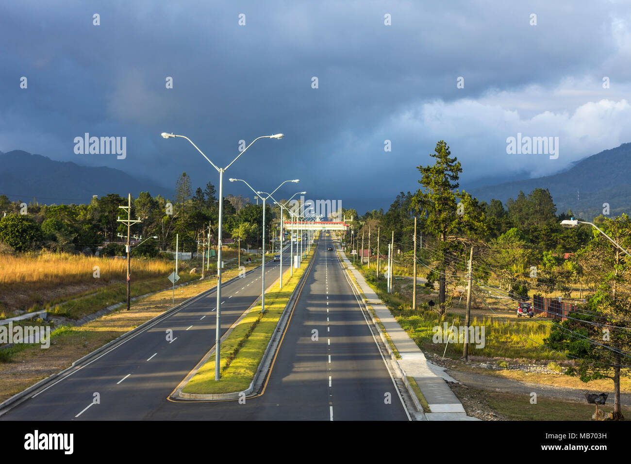 Vor kurzem verdoppelt 40 km vierspurigen Autobahn von Boquete zu David, Panama Stockfoto