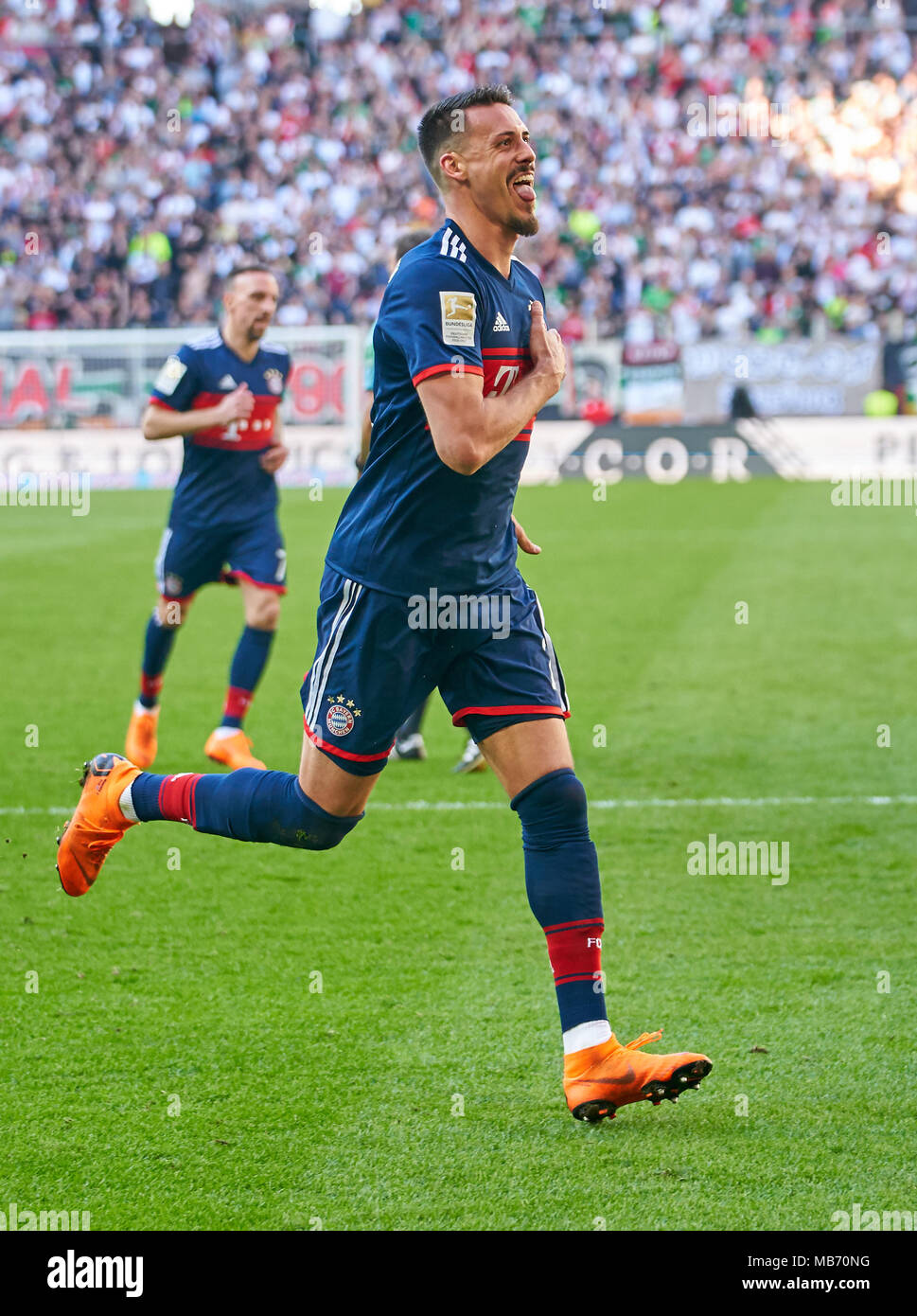 FC Bayern München, München, 07 April, 2018 Sandro Wagner, FCB 2 Ziele für 1-4 Jubel, Freude, Emotionen, feiern, lachen, Jubeln, Jubeln, reißt die Arme, ballte die Faust, FC Augsburg - FC BAYERN MÜNCHEN 1-4 1. Deutschen Fußball-Bundesliga, Augsburg, April 07, 2018, Saison 2017/2018 © Peter Schatz/Alamy leben Nachrichten Stockfoto