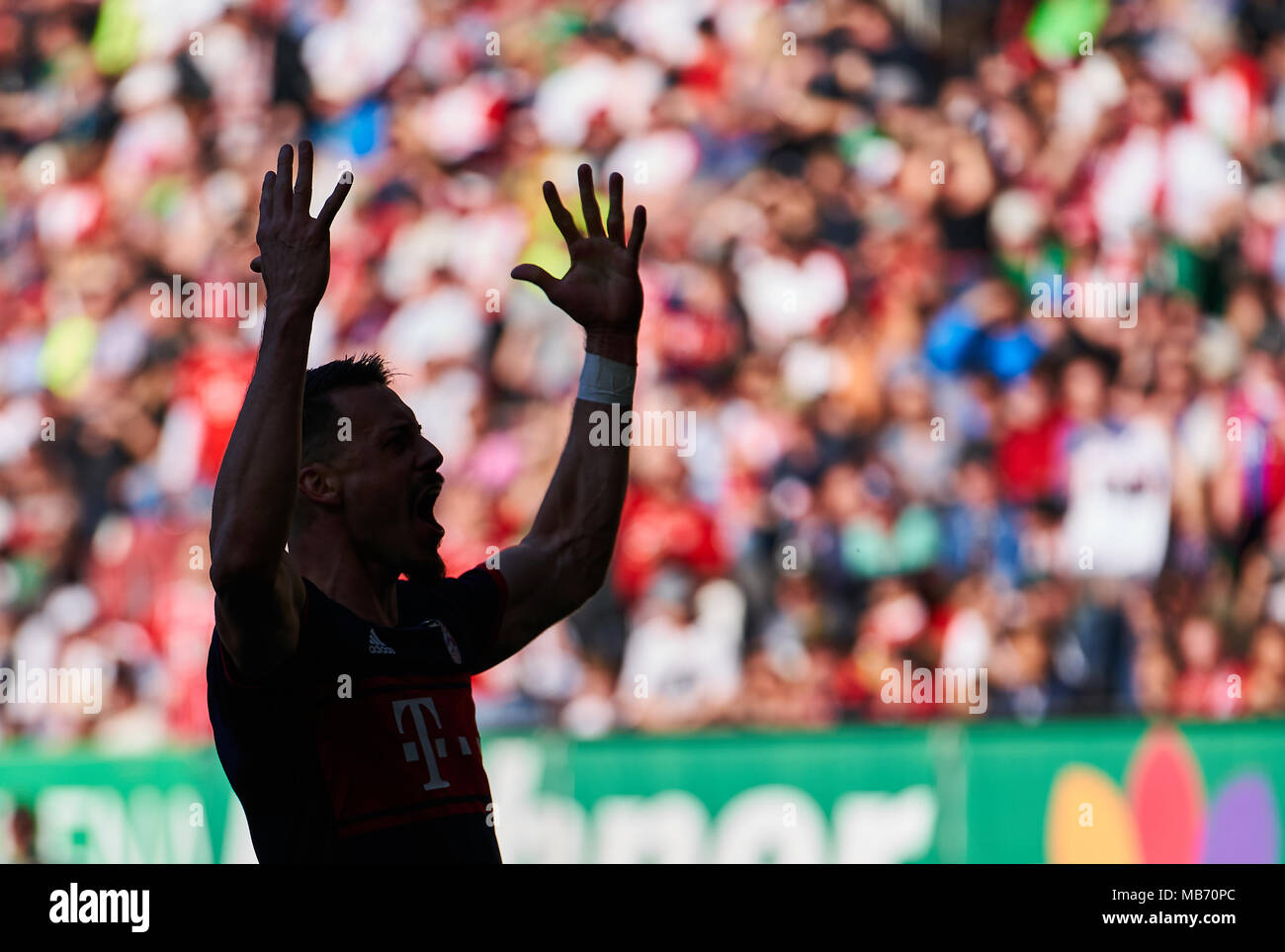 FC Bayern München, München, 07 April, 2018 Sandro Wagner, FCB 2 Ziele für 1-4 Jubel, Freude, Emotionen, feiern, lachen, Jubeln, Jubeln, reißt die Arme, ballte die Faust, FC Augsburg - FC BAYERN MÜNCHEN 1-4 1. Deutschen Fußball-Bundesliga, Augsburg, April 07, 2018, Saison 2017/2018 © Peter Schatz/Alamy leben Nachrichten Stockfoto