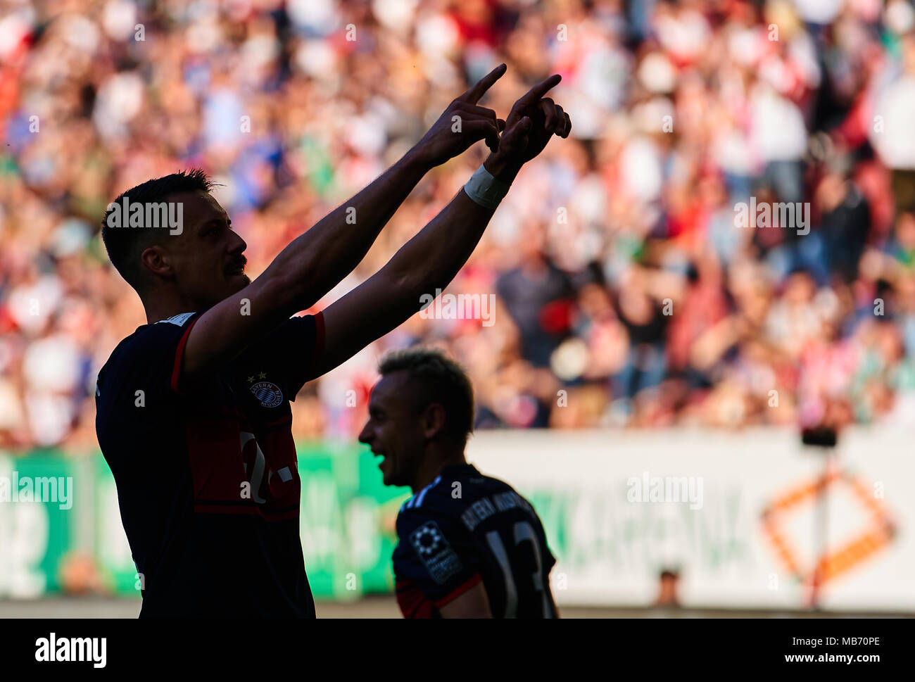 FC Bayern München, München, 07 April, 2018 Sandro Wagner, FCB 2 Ziele für 1-4 Jubel, Freude, Emotionen, feiern, lachen, Jubeln, Jubeln, reißt die Arme, ballte die Faust, FC Augsburg - FC BAYERN MÜNCHEN 1-4 1. Deutschen Fußball-Bundesliga, Augsburg, April 07, 2018, Saison 2017/2018 © Peter Schatz/Alamy leben Nachrichten Stockfoto