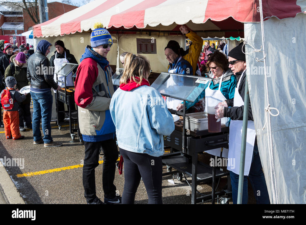 Elmira, Ontario, Kanada. 07.April 2018. Elmira Ahornsirup Festival 2018, die weltweit größte einzelne Tag Sirup Festival. Servieren Pfannkuchen mit Ahornsirup. Leistung Bild/Alamy leben Nachrichten Stockfoto