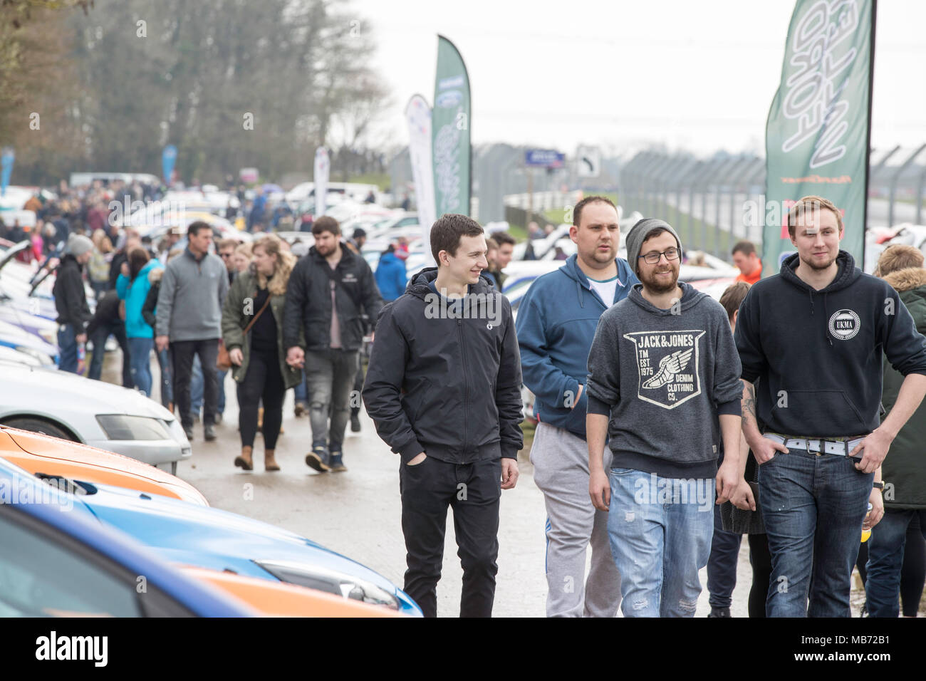 Castle Combe, UK, 7. April 2018. Auf einer feuchten Frühling grosse Massen geht es für die erste Aktion Tag der Jahreszeit am Castle Combe Circuit - große Wende aus über 100 Auto Clubs gab jeder viel zu sehen. Credit: James Wadham/Alamy leben Nachrichten Stockfoto