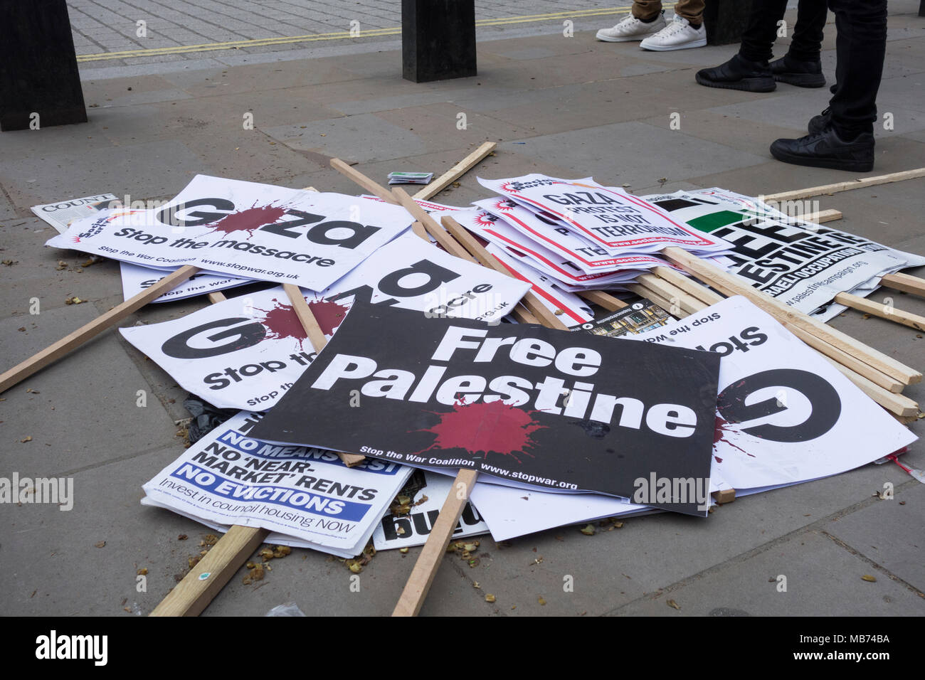 London, England, UK. 7. April 2018. Protest für Gaza/Stop die Demonstration Banner in Downing Street, London das Töten. Organisiert von den Freunden von Al-Aqsa, Palästina Kampagne der Solidarität mit dem palästinensischen Forum in Großbritannien © Benjamin John/Alamy Leben Nachrichten. Stockfoto