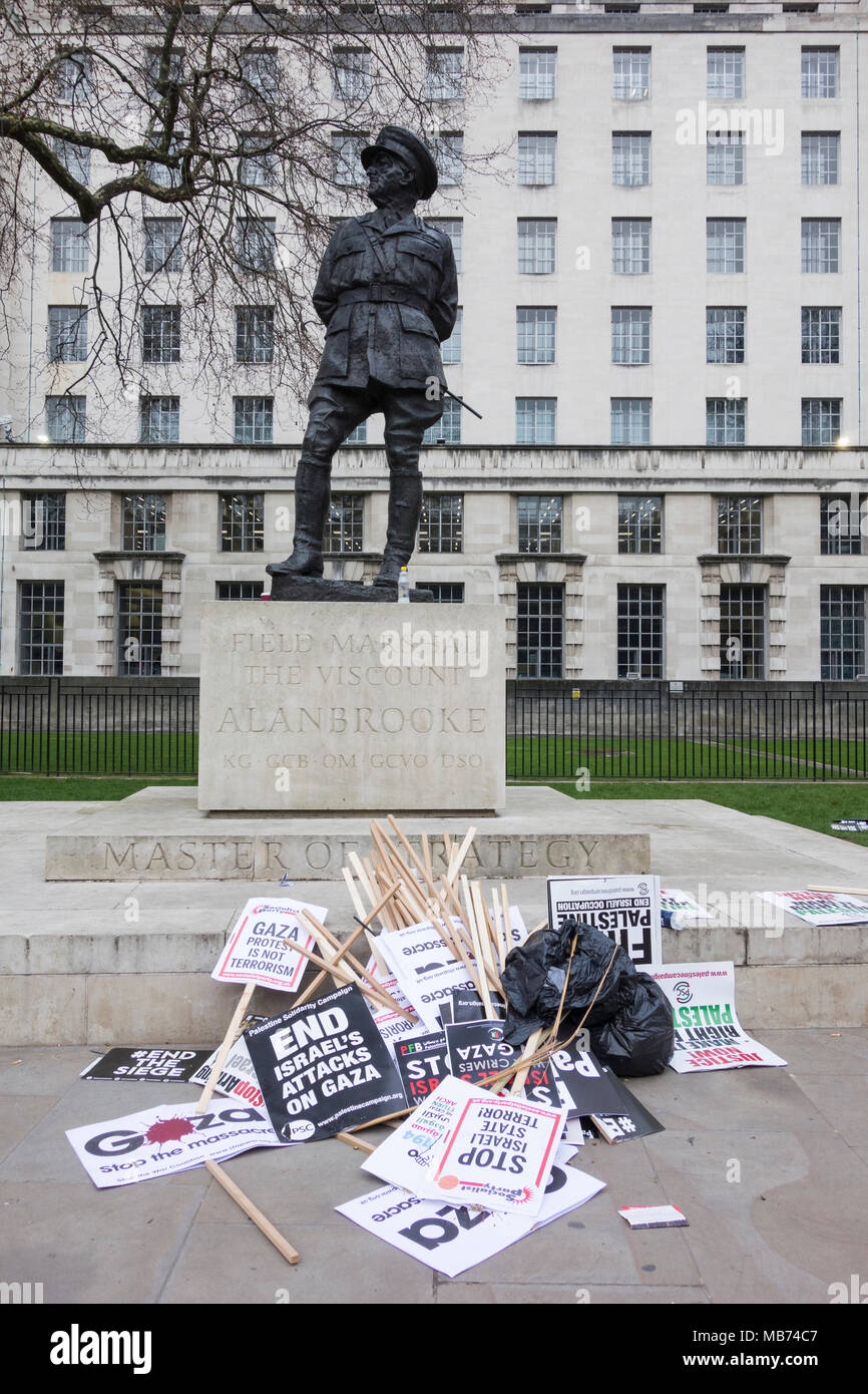 London, England, UK. 7. April 2018. Protest für Gaza/Stop die Demonstration Banner in Downing Street, London das Töten. Organisiert von den Freunden von Al-Aqsa, Palästina Kampagne der Solidarität mit dem palästinensischen Forum in Großbritannien © Benjamin John/Alamy Leben Nachrichten. Stockfoto