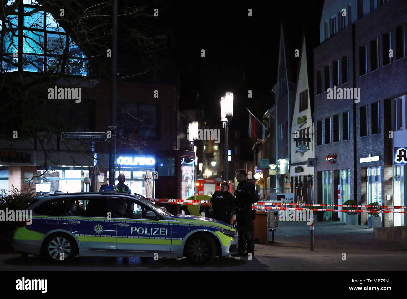 Münster, Deutschland. 7 Apr, 2018. Polizeibeamte stehen Wache an die Seite des Fahrzeugs in Münster, Deutschland das Pflügen, das am 7. April 2018. Drei Personen, darunter der Täter starb und ein Dutzend mehr verletzt, nach einem van in Masse in der Altstadt von Westdeutschen Stadt Münster gepflügt, Innenminister von Nordrhein-westfalen Herbert Reul media Samstag Nacht erzählt. Credit: Luo Huanhuan/Xinhua/Alamy leben Nachrichten Stockfoto