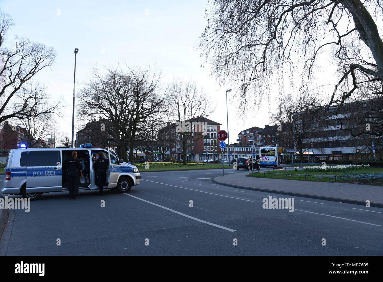 April 7, 2018 - Münster, Deutschland - einen Polizeiwagen gesehen die Bewachung der Altstadt nach dem Angriff. Zwei Menschen getötet und etwa 20 Menschen wurden verletzt, während ein grauer VW-Transporter, in eine Menge Leute, die um die kiepenkerl Statue in der Altstadt von Münster Stadt sitzen an 15 hatte: 27 lokale Zeit am Samstag. Nach dem Angriff der Polizei Behörde hat fast alle Straßen rund um die Innenstadt für die Sicherheit Bedenken blockiert. Auch die Fußgänger wurden nicht erlaubt, in der Nähe der Straßen zu gehen. Credit: Saad Shahriar/SOPA Images/ZUMA Draht/Alamy leben Nachrichten Stockfoto