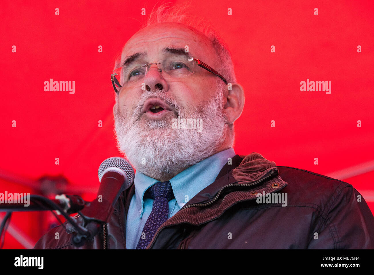 London, Großbritannien. 7. April 2018. Francie Molloy, abstentionist Sinn Féin MP für Mid Ulster, Adressen hunderte Menschen an einer Kundgebung außerhalb der Downing Street in Solidarität mit den Palästinensern der große Marsch der Rückkehr in Gaza und im Protest gegen die Tötung dort Vorlesungen von israelischen Scharfschützen mit scharfer Munition von mindestens 27 unbewaffnete Palästinenser und der Verletzung des Hunderte mehr. Credit: Mark Kerrison/Alamy leben Nachrichten Stockfoto