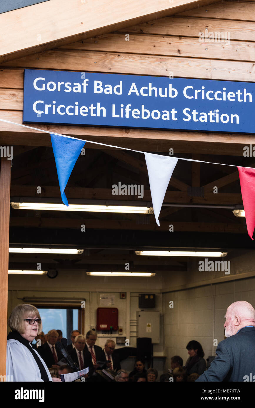 Criccieth Gwynedd, Großbritannien. 7. April 2018. Die RNLI in Criccieth celebtrated die Öffnung ihrer Arancia Bootshaus und die Hingabe der Trägerrakete für die küstenfischerei Bereitschaftsboot 'Margaret und Nantw von Reverend Sue Williams (L) und Criccieth Rettungsboot Präsident Robert Roberts (R) Stockfoto