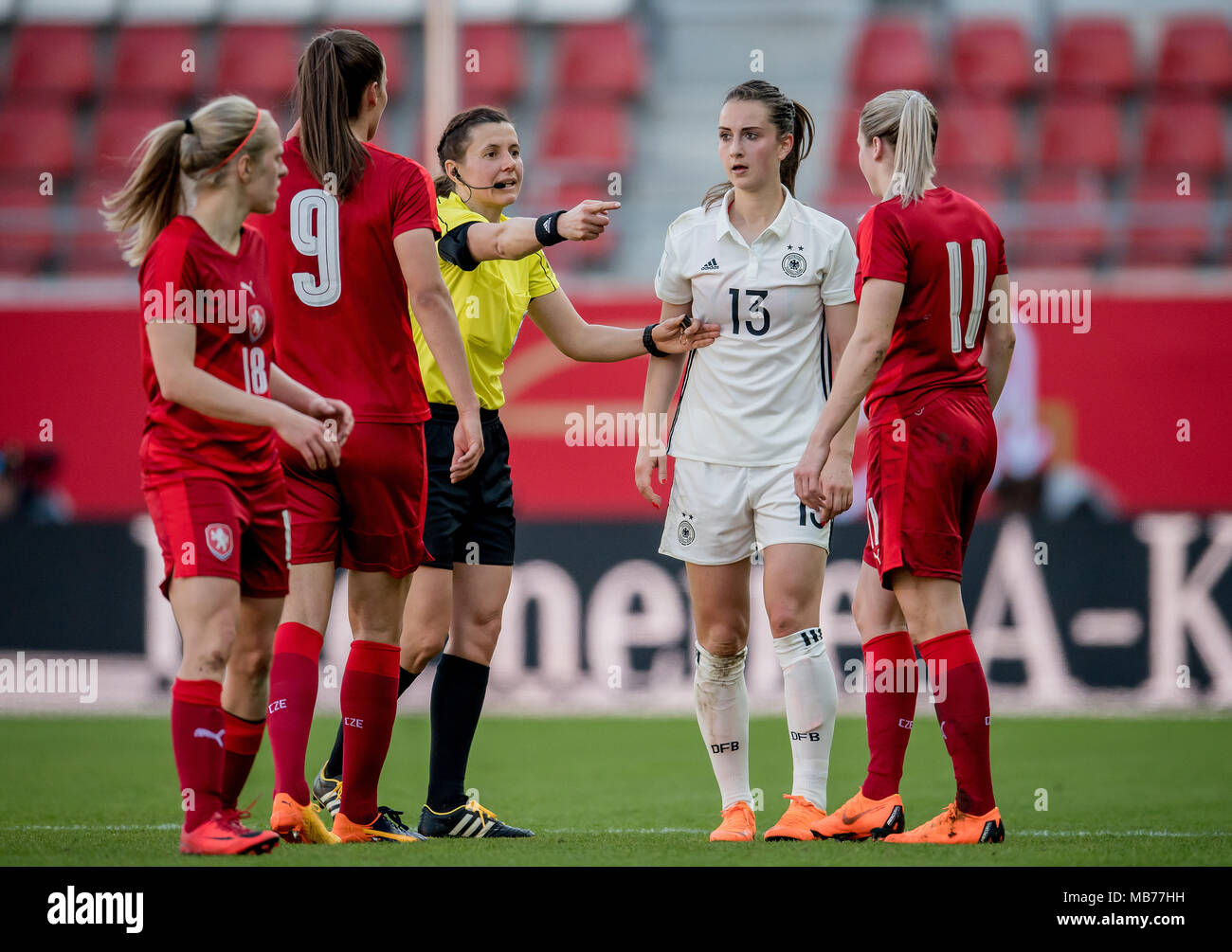 Kateryna refereein Monzul GES/Fussball/Frauen-Nationalmannschaft  WM-Qualifikation: Deutschland - Tschechische Republik, 07.04.2018 Fußball:  WM-Qualifikation Frauen Nationalmannschaft: Deutschland vs Tschechien,  Halle/Saale, 7. April 2018 | Verwendung ...