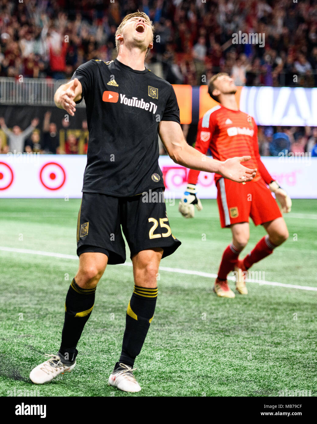 Atlanta, USA. 7. April 2018. Los Angeles FC defender Walker Zimmerman (25) reagiert auf ein Ziel von Atlanta Vereinigten sich Josef Martinez (7) Während der MLS Fußball-Spiel zwischen dem FC in Los Angeles und Atlanta United bei Mercedes-Benz Stadion am Samstag, den 7. April 2018 in Atlanta, GA. Jakob Kupferman/CSM Credit: Cal Sport Media/Alamy leben Nachrichten Stockfoto