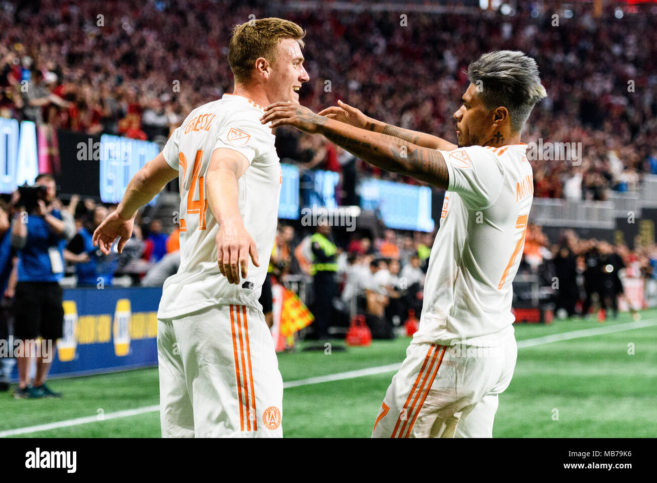 Atlanta, USA. 7. April 2018. Atlanta United defender Julian Gressel (24) feiert sein Ziel mit Atlanta Vereinigten sich Josef Martinez (7) Während der MLS Fußball-Spiel zwischen dem FC in Los Angeles und Atlanta United bei Mercedes-Benz Stadion am Samstag, den 7. April 2018 in Atlanta, GA. Jakob Kupferman/CSM Credit: Cal Sport Media/Alamy leben Nachrichten Stockfoto