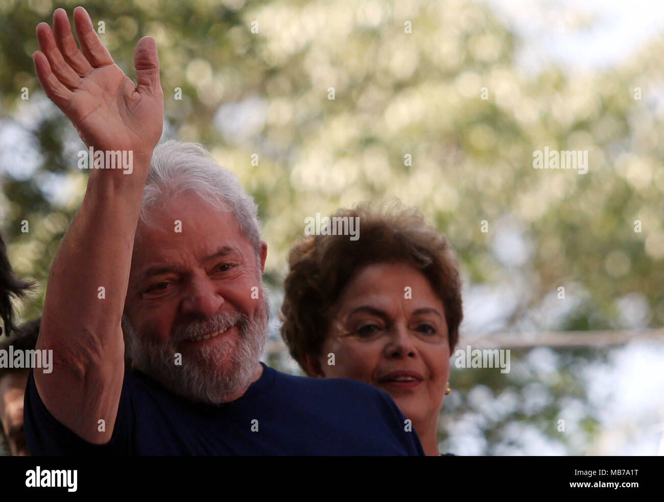 Sao Bernardo Do Campo, Brasilien. 7 Apr, 2018. Der ehemalige Präsident von Brasilien, Luiz Inacio Lula da Silva (L) und Dilma Rousseff Reagieren während einer Messe im Speicher von Lula's Frau Marisa Leticia vor der Zentrale der Metallergewerkschaft in Sao Bernardo do Campo, am Stadtrand von Sao Paulo, Brasilien, am 7. April 2018. Brasilien ist ex-Präsident Luiz Inacio Lula da Silva stellte sich der Polizei am Samstag, nachdem Anhänger versucht, ihn von sich selbst die Übergabe an die Behörden zu verhindern. Credit: Rahel Patrasso/Xinhua/Alamy leben Nachrichten Stockfoto