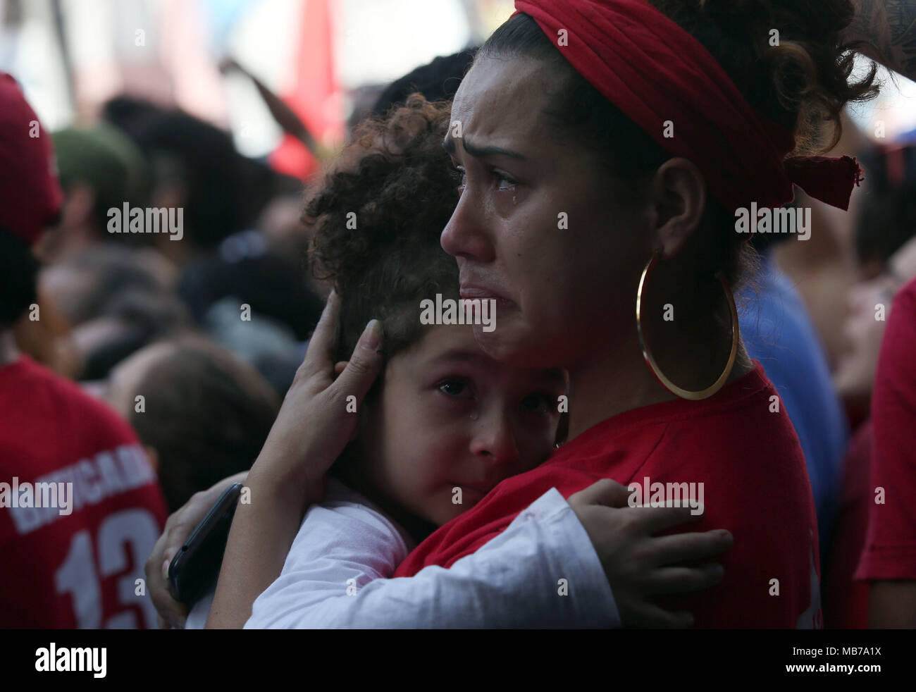 Sao Bernardo Do Campo, Brasilien. 7 Apr, 2018. Anhänger des ehemaligen Präsidenten Brasiliens, Luiz Inacio Lula da Silva Reagieren während einer Messe im Speicher von Lula's Frau Marisa Leticia vor der Zentrale der Metallergewerkschaft in Sao Bernardo do Campo, am Stadtrand von Sao Paulo, Brasilien, am 7. April 2018. Brasilien ist ex-Präsident Luiz Inacio Lula da Silva stellte sich der Polizei am Samstag, nachdem Anhänger versucht, ihn von sich selbst die Übergabe an die Behörden zu verhindern. Credit: Rahel Patrasso/Xinhua/Alamy leben Nachrichten Stockfoto