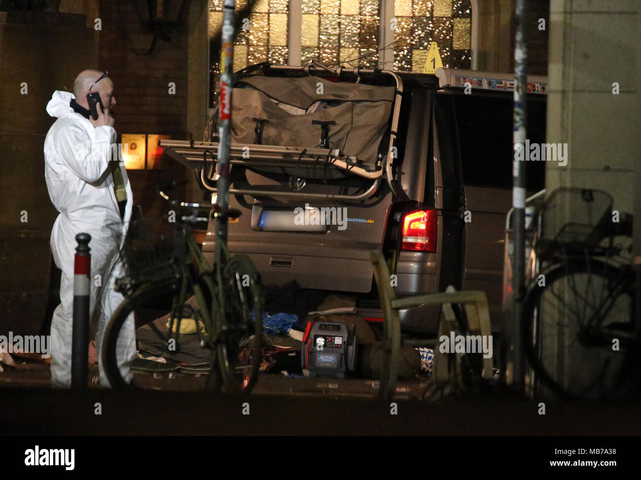08 April 2018, Deutschland, Münster: eine Leiche in einem Auto geladen. Zwei Menschen wurden am 07 April, wenn ein Mann fuhr in eine Gruppe von Menschen vor Der Kiepenkerl Restaurant getötet. Der Mann, ein deutscher Staatsangehöriger, dann schoss er sich im Auto, teilte die Polizei mit. Foto: David Young/dpa Stockfoto