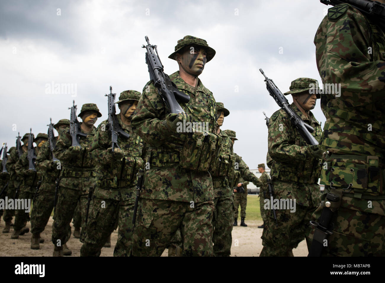 SASEBO, JAPAN - 7. APRIL: Soldaten der japanischen Boden Verteidigung-kraft (JGSDF), genannt der Amphibischen Rapid Deployment Brigade eine Zeremonie im Camp Ainoura in Sasebo, Präfektur Nagasaki, Japan am 7. April 2018 an. (Foto: Richard Atrero de Guzman/LBA) Stockfoto