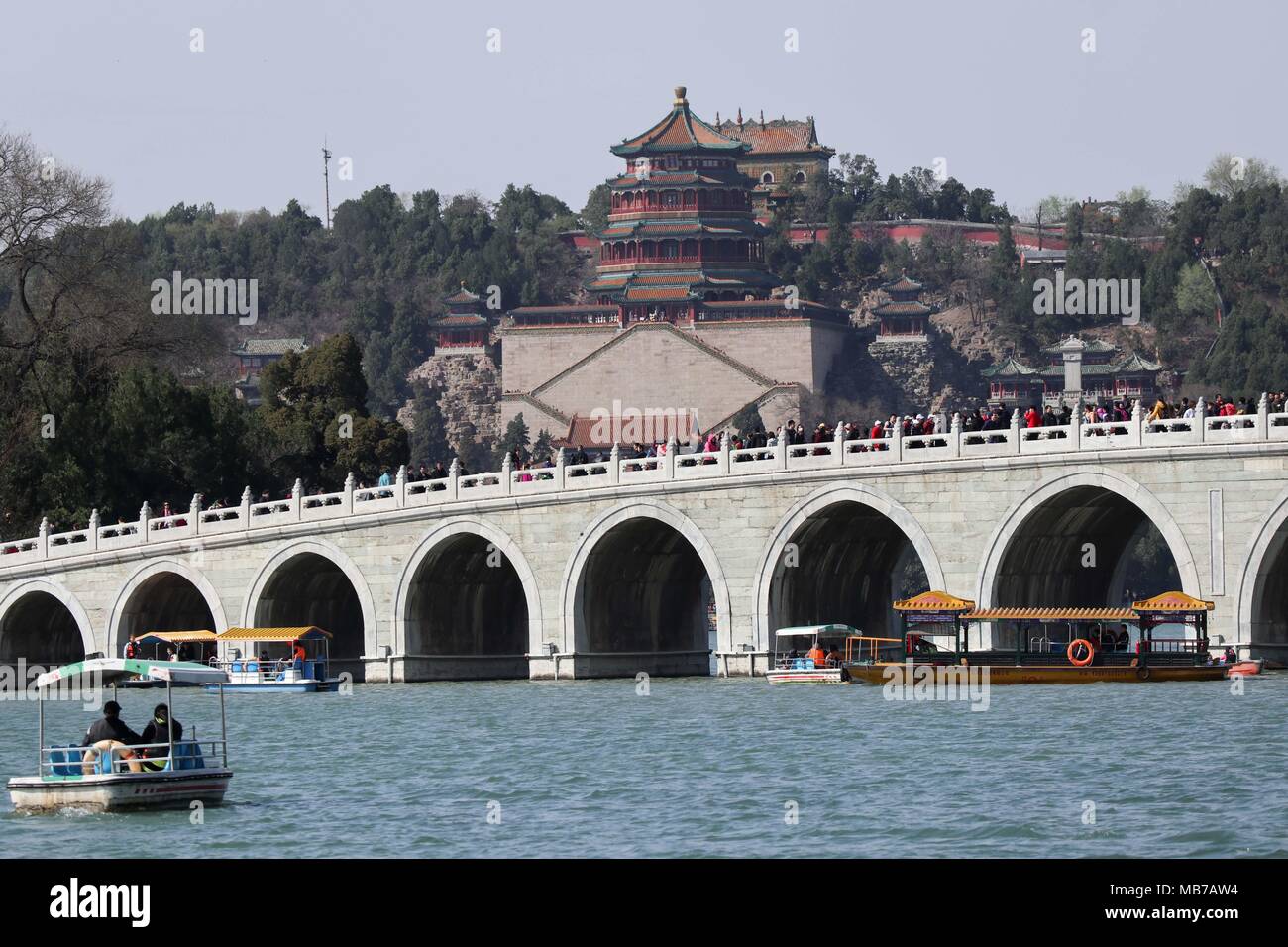 Peking, China. 7 Apr, 2018. Touristen besuchen Sie den Sommerpalast in Peking, der Hauptstadt von China, April 7, 2018. Am letzten Tag der Qingming Festival Urlaub, viele Menschen kamen zu den Sommerpalast Feder Aussicht zu genießen. Credit: Chen Yehua/Xinhua/Alamy leben Nachrichten Stockfoto