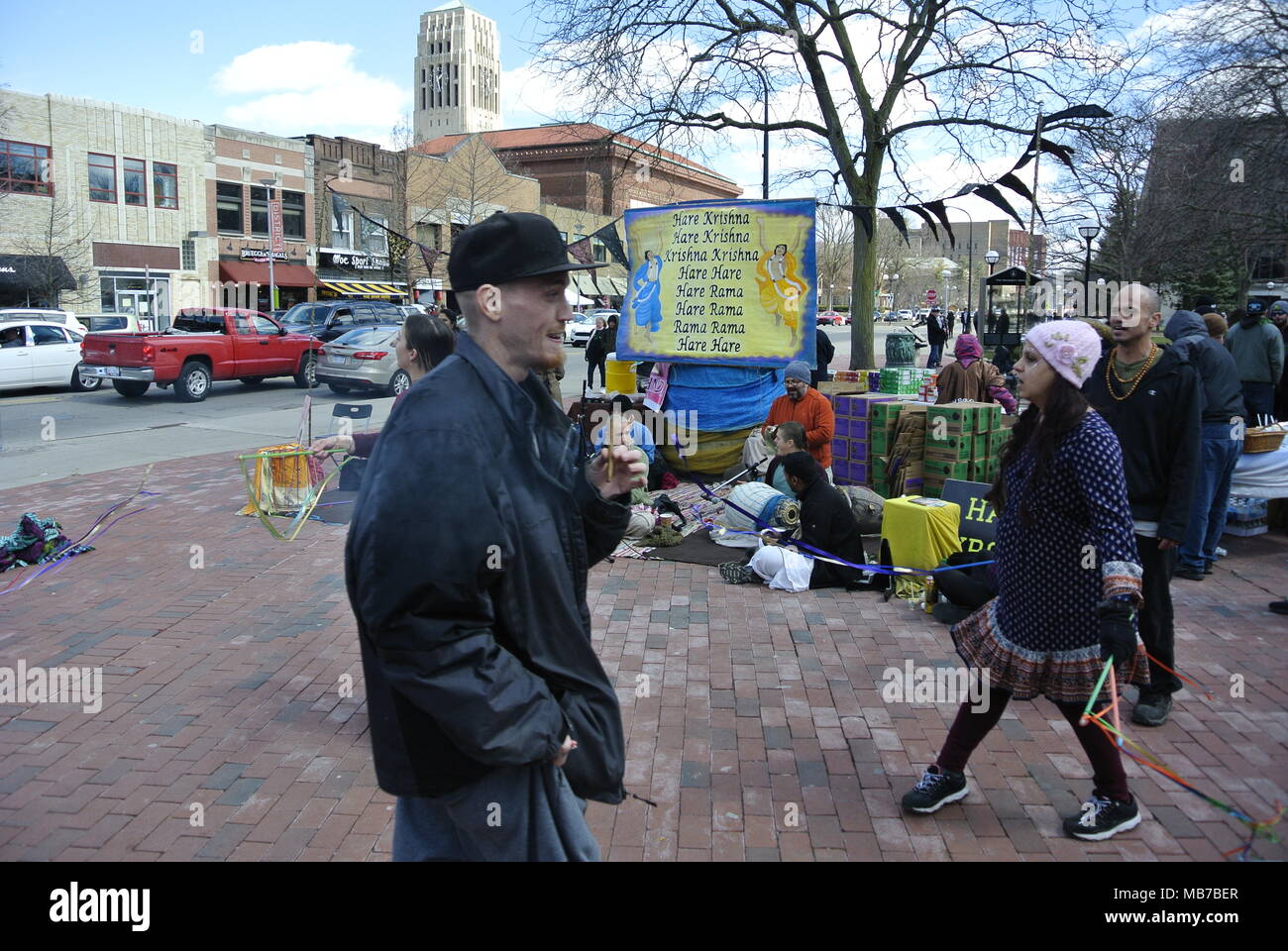 Ann Arbor, Michigan, USA. 7. April 2018. Hari Krishna, die auf den Straßen von Ann Arbor in der Nähe von der Universität von Michigan. Kredit, Jeffrey Wickett/Alamy Leben Nachrichten. Stockfoto