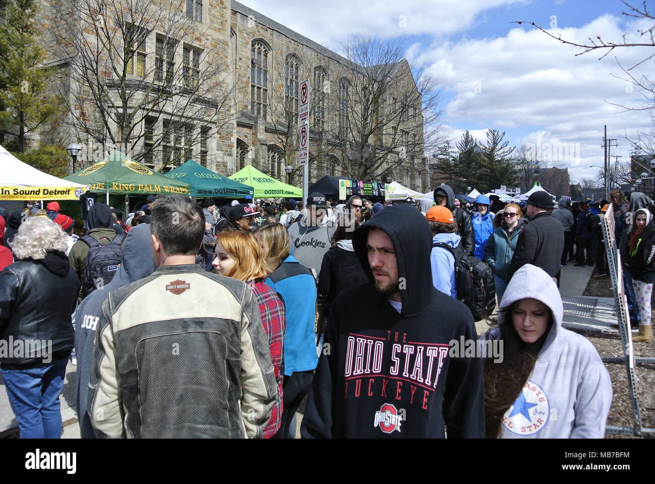 Ann Arbor, Michigan, USA. 7. April 2018. Massen an der Monroe Street Fair während des 47. jährlichen Hash Bash Ereignis. Kredit, Jeffrey Wickett/Alamy Leben Nachrichten. Stockfoto