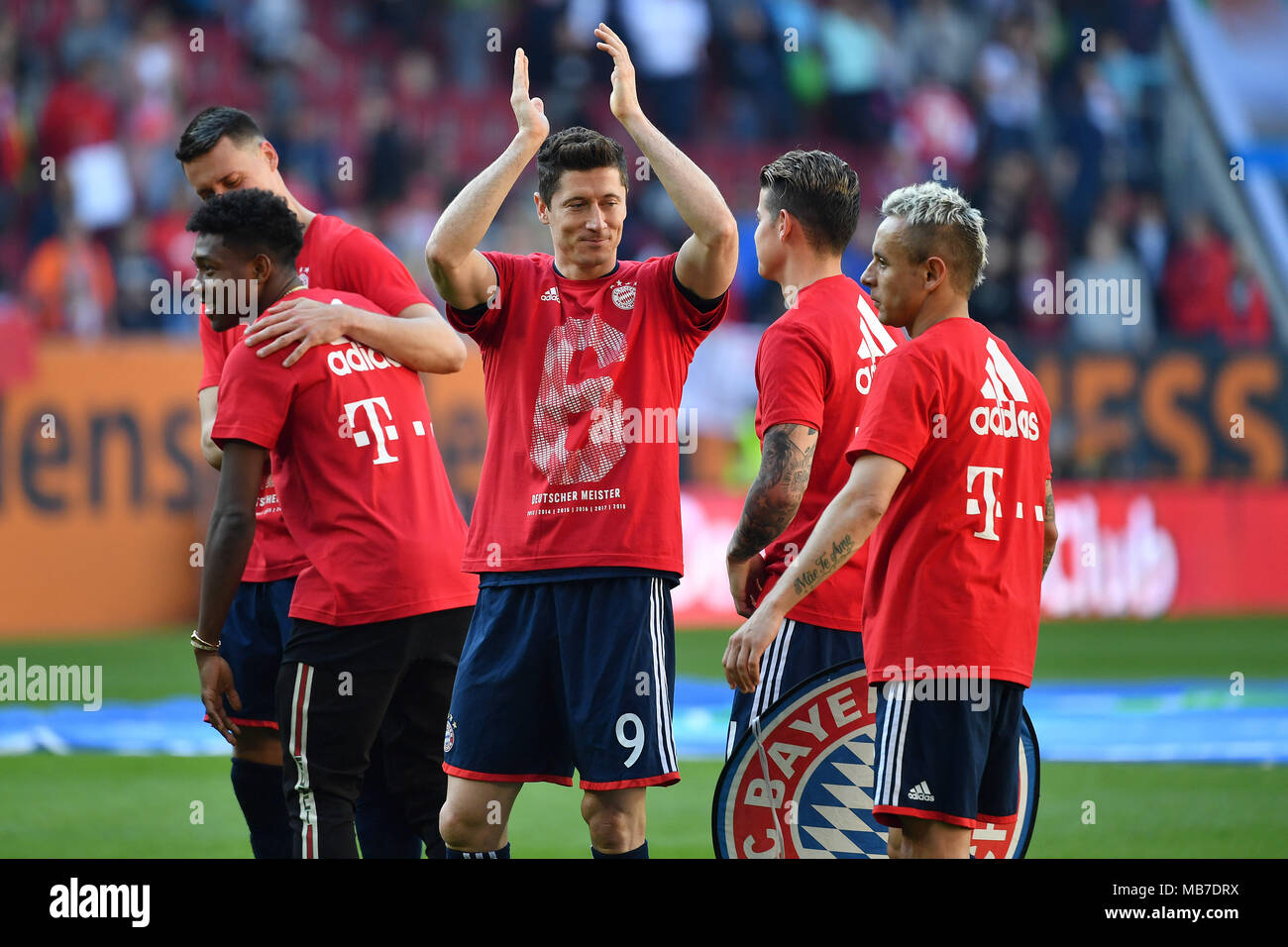 Robert Lewandowski (FC Bayern München, Mitte) feiert die 6.Meisterschaft in Folge. Jubel, Freude, Begeisterung, Aktion, Deutscher Meister 2018. Fussball 1. 1. Fussballbundesliga, 29. Spieltag, FC Augsburg (A) - FC Bayern München (M) 1-4, am 07.04.2018 in Augsburg/Deutschland, WWK EINE R E N A. | Verwendung weltweit Stockfoto