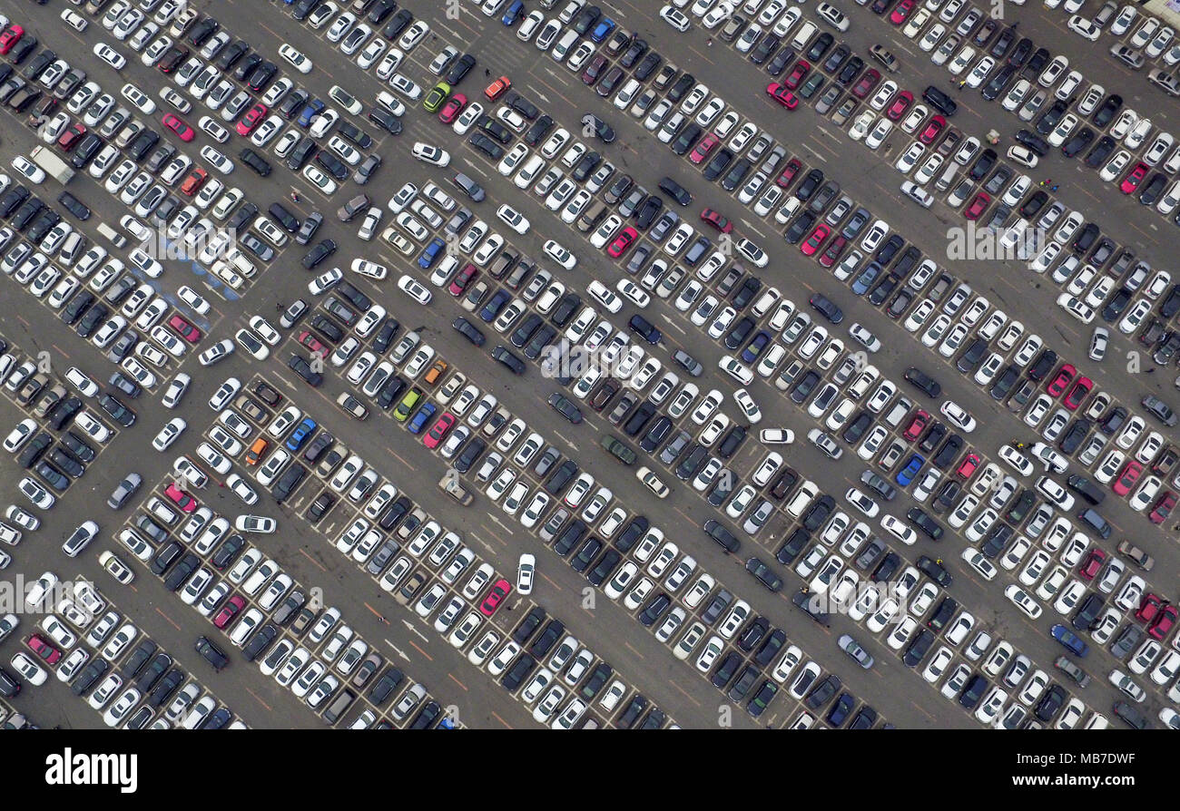 Changchu, Changchu, China. 6 Apr, 2018. Changchun, China, 6. April 2018: Tausende von Autos können auf einem Parkplatz gesehen. Am zweiten Tag des Qingming Festival Urlaub in Changchun, im Nordosten Chinas in der Provinz Jilin, April 6th, 2018. Credit: SIPA Asien/ZUMA Draht/Alamy leben Nachrichten Stockfoto