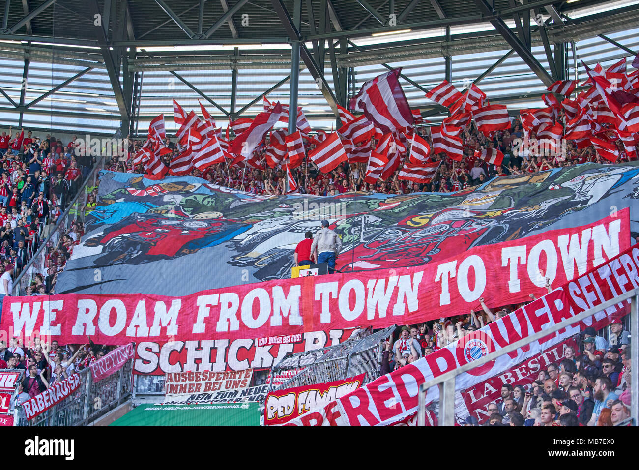 Augsburg, Deutschland. 7. April 2018. FC Bayern München, München, April 07, 2018 Fans, Freude, Emotionen, feiern, lachen, Jubeln, Jubeln, reißt die Arme, ballte die Faust, FC Augsburg - FC BAYERN MÜNCHEN 1-4 1. Deutschen Fußball-Bundesliga, Augsburg, April 07, 2018, Saison 2017/2018 © Peter Schatz/Alamy leben Nachrichten Stockfoto