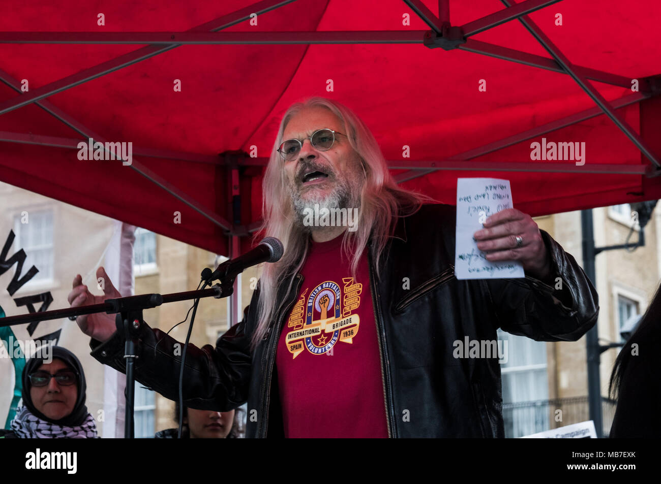 April 7, 2018, London, UK. 7. April 2018. ASLEF Präsident Tosh McDonald an der Protest in der Downing Street zu verurteilen, die Aufnahmen von israelischen Scharfschützen der friedlichen unbewaffneten palästinensischen Demonstranten am ersten Tag von einem friedlichen Protest spricht, der große Marsch der Rückkehr, an der Trennwand in Gaza zum Tag des Bodens, am 30. März. Live Feuer von den Israelis getötet 17 und mehr als 750 verletzt. Weitere neun Palästinenser, darunter ein Journalist wurden gestern getötet und 1.350 verletzt, rund 400 live Feuer, mit rund 25 in einem kritischen Zustand. Es gab viele Reden zur Verurteilung der israelischen Morde, cal Stockfoto