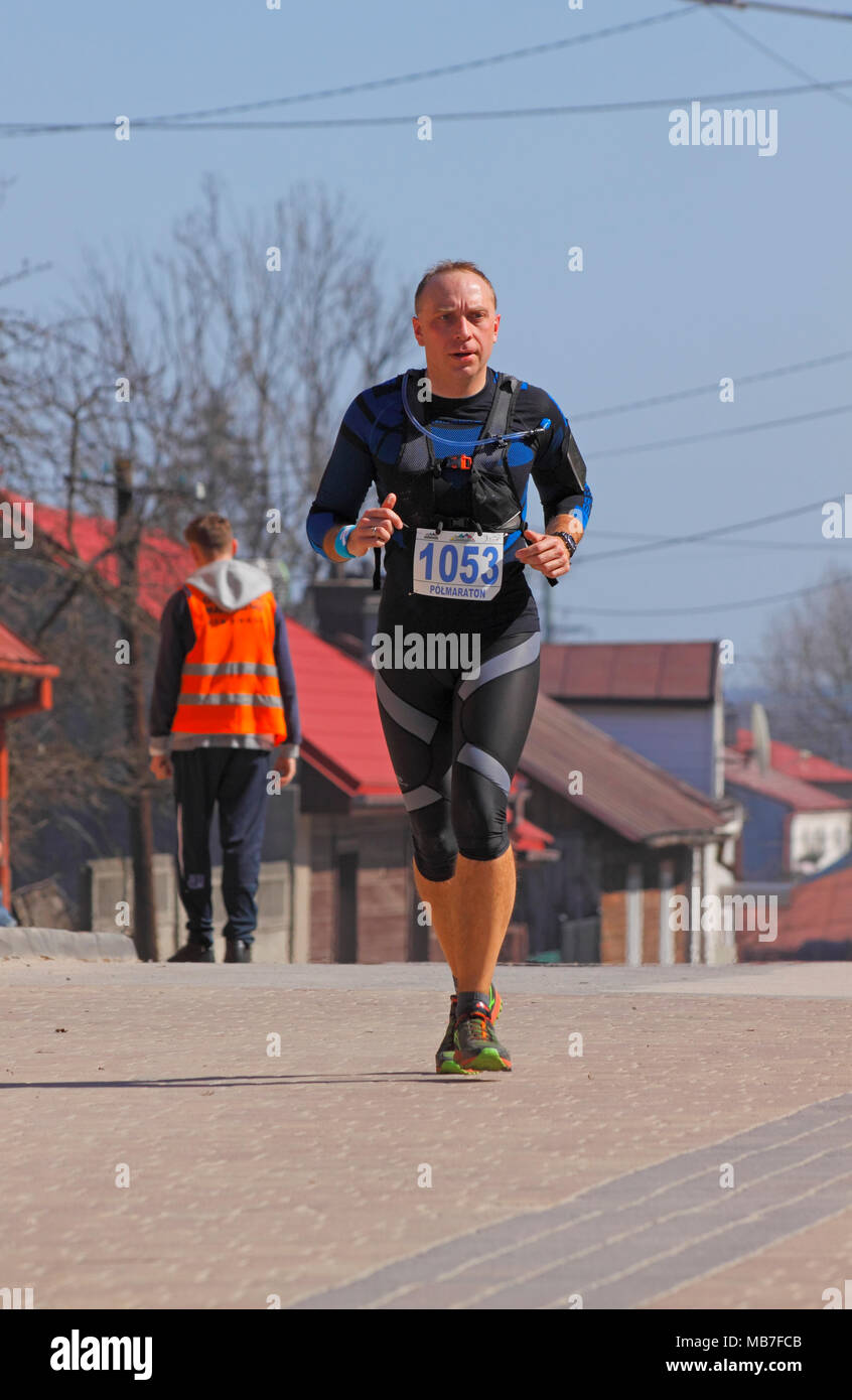 Checiny, Polen, 7. April, 2018. Läufer auf der Straße. CROSSRUN, amateur, Wettbewerb. Dieser Wettbewerb wird in zwei Kategorien: 10 km und 21,5 km. Credit: Pawel Burgiel/Alamy Leben Nachrichten aufgeteilt. Stockfoto