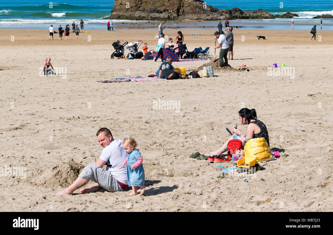 Perranporth, Cornwall, UK. 8. April 2018. UK Wetter. Warmen Sonnenschein begrüßt Besucher zum Strand für den Osterurlaub in Cornwall, England. Foto: Kevin Britland/Alamy Leben Nachrichten. Stockfoto