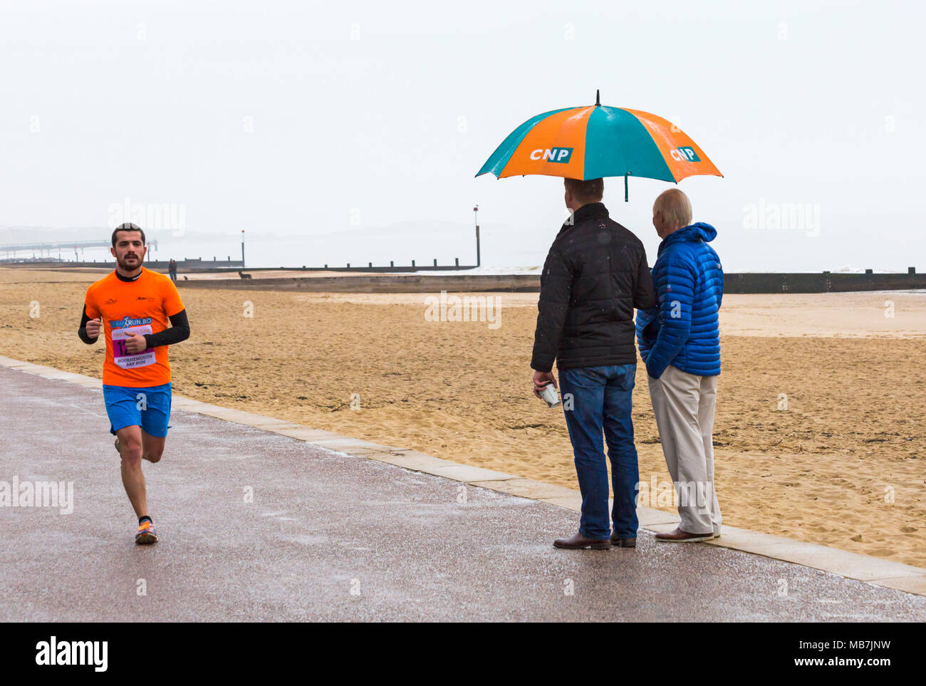 Bournemouth, Dorset, Vereinigtes Königreich, 8. April 2018. Läufer nehmen 36. am Bournemouth Bay Run zum Thema „Superhelden“ Teil, der die Option eines Halbmarathons, 10k Laufs, 5k Laufs und 1k Familienspaß-Laufs entlang der Küste von Bournemouth bietet. Nasses Regenwetter schreckt die Geister der Teilnehmer nicht ab Stockfoto