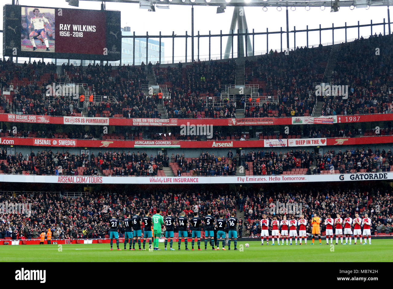 Arsenal und Southampton Spieler während der Minuten Applaus für Ray Wilkins im Arsenal v Southampton englische Premier League Spiel, das Emirates Stadium, London, am 8. April 2018. ** Dieses Bild ist für die redaktionelle Verwendung ** Quelle: Paul Marriott/Alamy leben Nachrichten Stockfoto