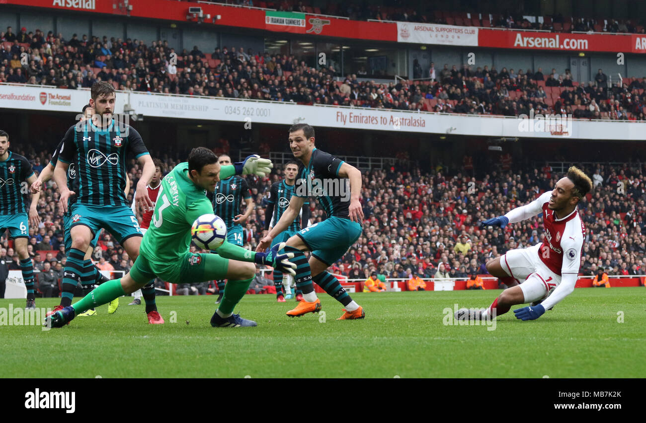 Pierre-Emerick Aubameyang (A) Ergebnisse der ersten Arsenal Ziel es 1-1 im Arsenal v Southampton englische Premier League Spiel, das Emirates Stadium, London, am 8. April 2018 zu machen. ** Dieses Bild ist für die redaktionelle Verwendung ** Quelle: Paul Marriott/Alamy leben Nachrichten Stockfoto