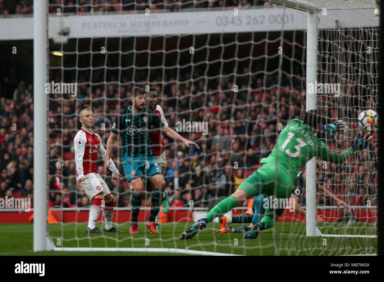 London, Großbritannien. 8. April 2018. Danny Welbeck von Arsenal © Kerben seine Mannschaften 3. Ziel. Premier League match, Arsenal v Southampton im Emirates Stadium in London am Sonntag, den 8. April 2018. Dieses Bild dürfen nur für redaktionelle Zwecke verwendet werden. Nur die redaktionelle Nutzung, eine Lizenz für die gewerbliche Nutzung erforderlich. Keine Verwendung in Wetten, Spiele oder einer einzelnen Verein/Liga/player Publikationen. pic von Kieran Clarke/Andrew Orchard sport Fotografie/Alamy leben Nachrichten Stockfoto