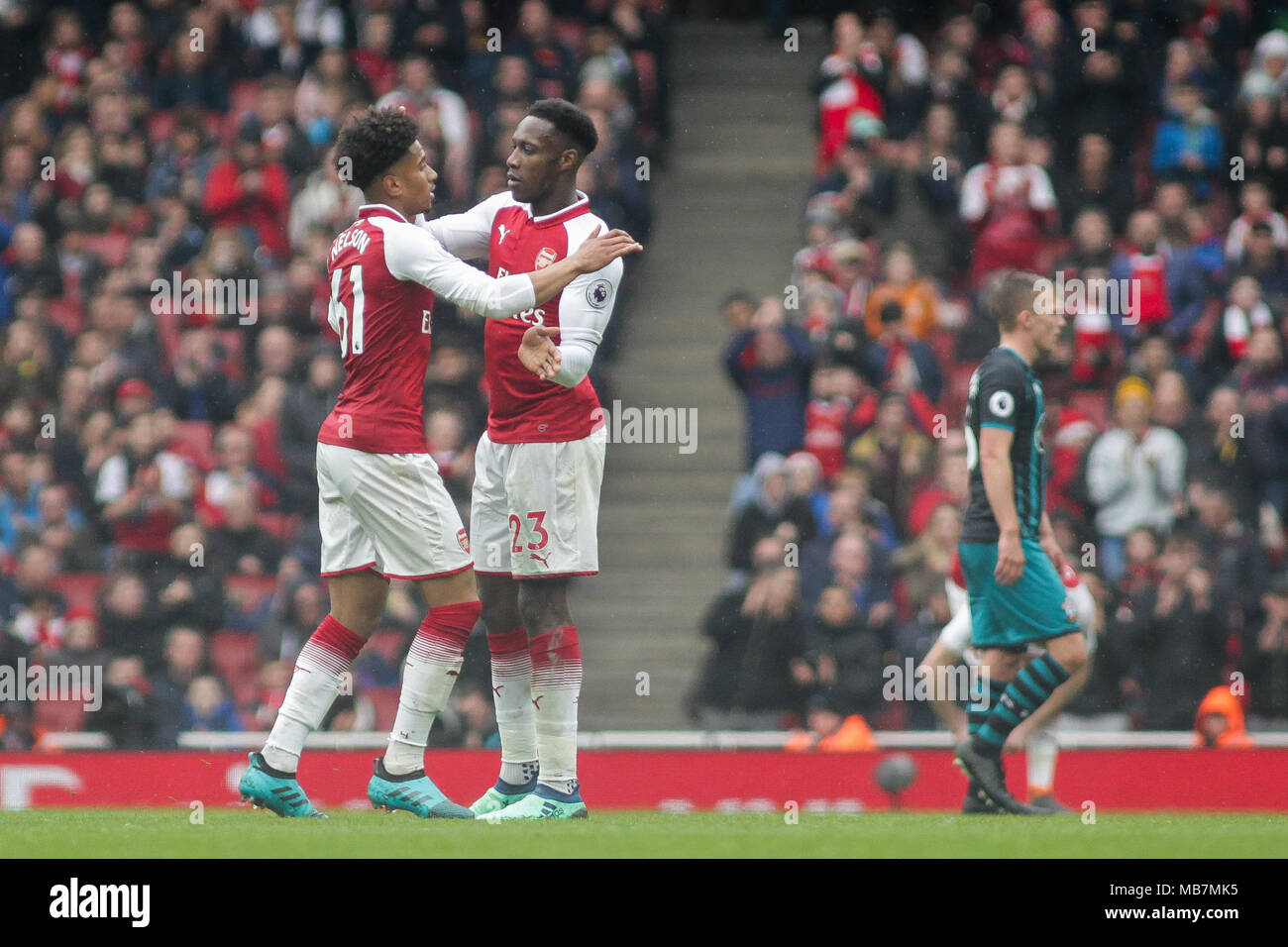 London, Großbritannien. 8. April 2018. Reiss Nelson von Arsenal ist von Danny Welbeck von Arsenal aufgegriffen, wie er ersetzt wird. Premier League match, Arsenal v Southampton im Emirates Stadium in London am Sonntag, den 8. April 2018. Dieses Bild dürfen nur für redaktionelle Zwecke verwendet werden. Nur die redaktionelle Nutzung, eine Lizenz für die gewerbliche Nutzung erforderlich. Keine Verwendung in Wetten, Spiele oder einer einzelnen Verein/Liga/player Publikationen. pic von Kieran Clarke/Andrew Orchard sport Fotografie/Alamy leben Nachrichten Stockfoto