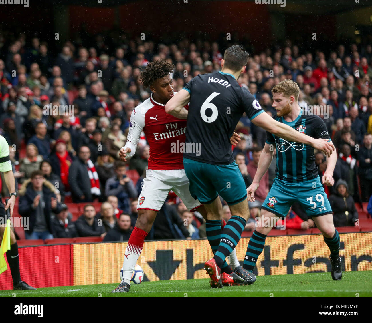 London, Großbritannien. 8. April 2018. Wesley Hoedt von Southampton Ellbogen Alex Iwobi von Arsenal. Premier League match, Arsenal v Southampton im Emirates Stadium in London am Sonntag, den 8. April 2018. Dieses Bild dürfen nur für redaktionelle Zwecke verwendet werden. Nur die redaktionelle Nutzung, eine Lizenz für die gewerbliche Nutzung erforderlich. Keine Verwendung in Wetten, Spiele oder einer einzelnen Verein/Liga/player Publikationen. pic von Kieran Clarke/Andrew Orchard sport Fotografie/Alamy leben Nachrichten Stockfoto
