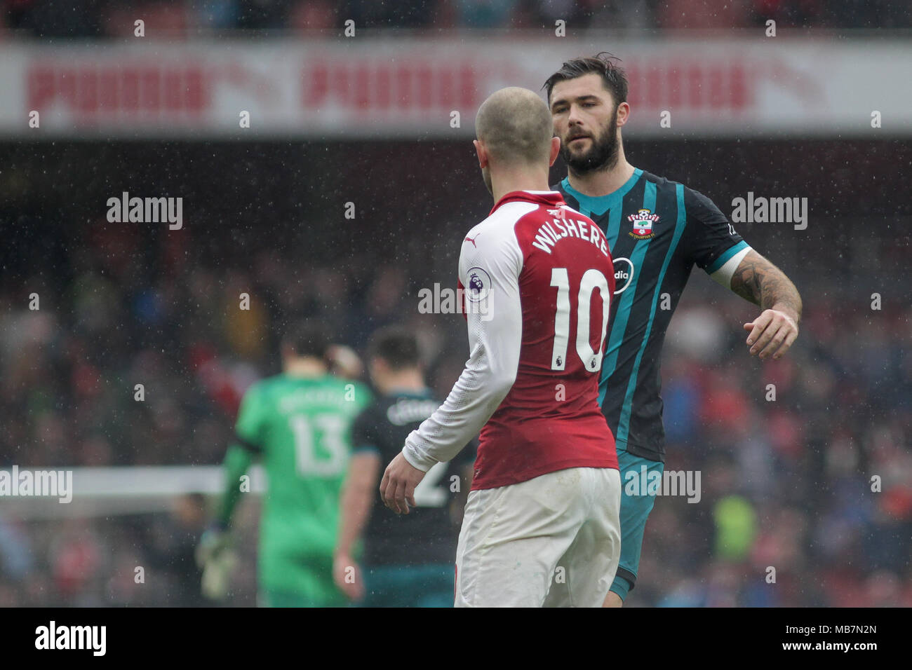 London, Großbritannien. 8. April 2018. Charlie Austin und Jack Wilshere von Southampton und Arsenal umfassen. Premier League match, Arsenal v Southampton im Emirates Stadium in London am Sonntag, den 8. April 2018. Dieses Bild dürfen nur für redaktionelle Zwecke verwendet werden. Nur die redaktionelle Nutzung, eine Lizenz für die gewerbliche Nutzung erforderlich. Keine Verwendung in Wetten, Spiele oder einer einzelnen Verein/Liga/player Publikationen. pic von Kieran Clarke/Andrew Orchard sport Fotografie/Alamy leben Nachrichten Stockfoto