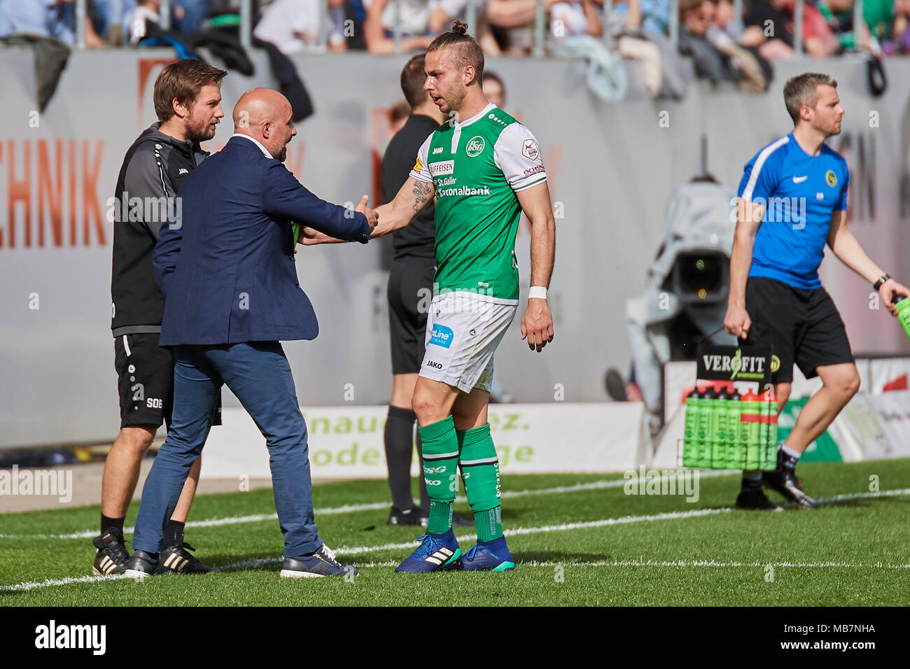 St Gallen Schweiz 8 April 2018 Peter Tschernegg Nimmt Anweisungen Vom Fc St Gallen Trainer Giorgio Contini Wahrend Der Raiffeisen Super League Spiel Fc St Gallen 1879 Vs Bsc Young Boys Credit